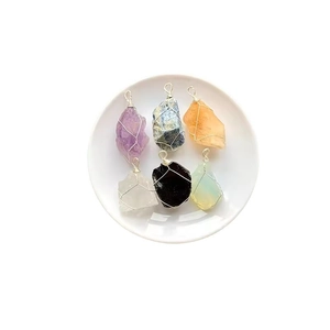 Pendentifs artisanaux en cristal brut enveloppés de fil argenté en pierres naturelles