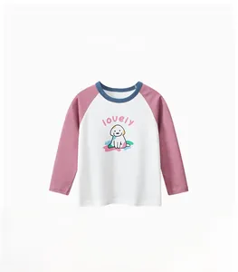 Dettaglio delle maniche raglan e della stampa di cuccioli sulla t-shirt bimba a manica lunga