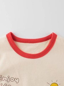 T-shirt enfant crème avec col rond côtelé rouge et motif imprimé soleil enjoy
