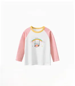 Détail d'un t-shirt à manches longues pour filles avec motif arc-en-ciel et ourson