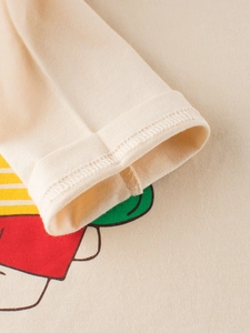 T-shirt manches longues beige pour enfant montrant les détails des poignets
