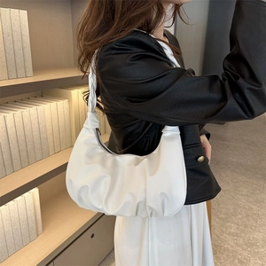 Weiße geraffte Schultertasche mit strukturiertem Riemen in minimalistischer Kulisse
