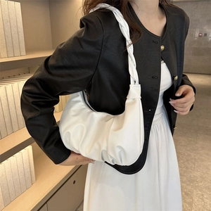 Weiße Cloud-Bag mit Raffungen und geflochtenem Schultergurt für den eleganten Sommer