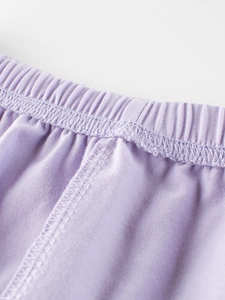 Hellviolette Baby Mädchen Pumphose mit elastischem Bund und feinen Nähten im Detail