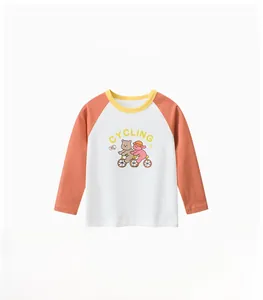 Détail du t-shirt manches raglan pour enfant avec motif d'ours faisant du vélo