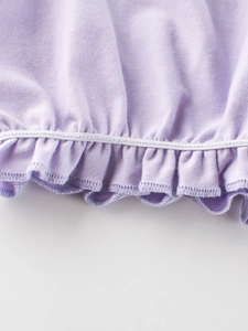 Lavendelfarbene Strick-Sommerhose für Baby-Mädchen mit Rüschensaum und elastischem Bund