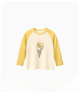 Détail d'un t-shirt à manches raglan pour enfants avec imprimé chat de dessin animé