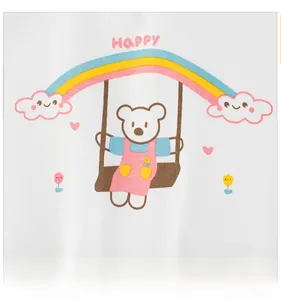 Détail d'ours mignon sur une balançoire avec arc-en-ciel sur un t-shirt blanc pour enfant