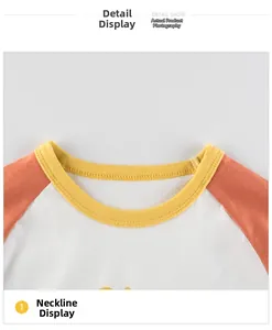 Détail du col côtelé jaune et des manches raglan sur le t-shirt en coton pour bébé
