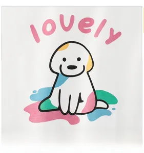 Dettaglio di una maglietta bianca a maniche lunghe con un adorabile cucciolo e macchie colorate