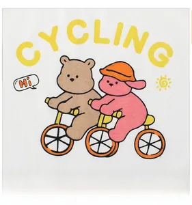 Détail de l'imprimé ours à vélo sur un t-shirt blanc à manches longues en coton pour enfant