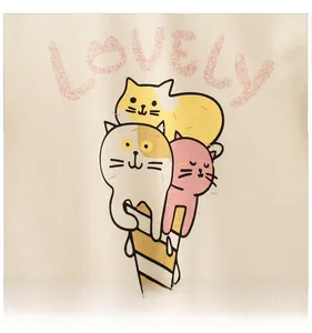 Détail de l'imprimé chats mignons sur un t-shirt beige en coton pour petites filles