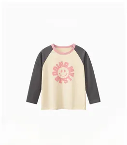 Détail du t-shirt manches longues enfant avec imprimé sourire et manches raglan