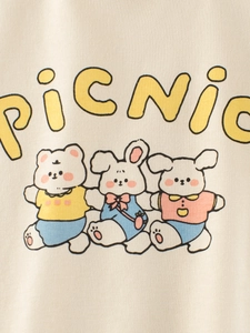 Langärmliges Kinder-T-Shirt in Creme mit süßem Picknick-Tierdruck und Grafiktext