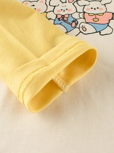 Detailansicht eines Baby-Langarmshirts mit Rippbündchen und süßen Tierprints