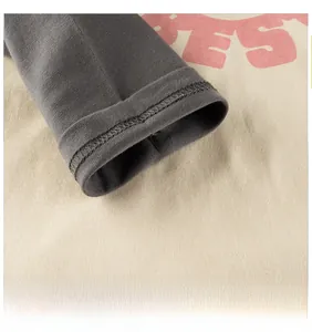 Détail de la couture contrastée sur un t-shirt à manches longues avec imprimé rose