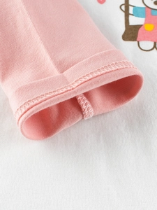Détail du poignet rose d'un t-shirt en coton à manches longues pour fille avec lapin mignon