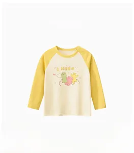 Detail eines Langarm-T-Shirts für Kinder aus Baumwolle mit Comic-Bären und Raglanärmeln