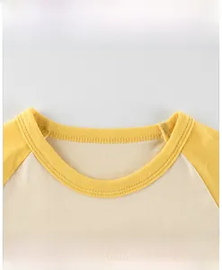 Detailansicht des Rundhalsausschnitts vom zweifarbigen Raglan-Langarmshirt für Mädchen