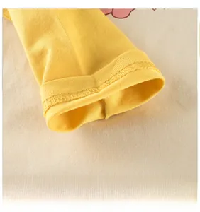 Detail der Doppelnaht an den gelben Baumwollstrickbündchen für Langarmshirts für Mädchen