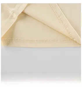 Detailansicht der glatten Doppelnadel-Nähte am Saum eines cremefarbenen Baumwollshirts