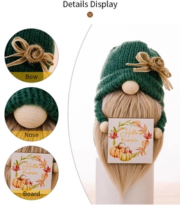 Detail van de decoratieve kabouter met gebreide muts en houten Hello Pumpkin bordje