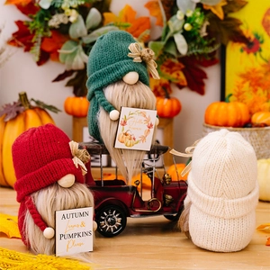Detail van oogstkabouters met gebreide mutsen en herfstbladeren op houten borden