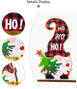 Detail van houten kerstkabouter met geruite muts en massief houten voetstuk