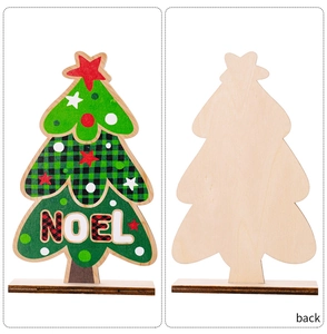 Voor- en achterkant detail van een houten kerstboom tafeldecoratie met NOEL en houtnerven