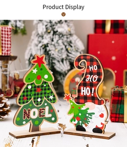 Detail van houten kabouters en Noel kerstboom op een feestelijke kerstdecoratie achtergrond