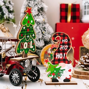 Detail van houten kerstkabouters en Noel boomdecoraties op wit houten oppervlak