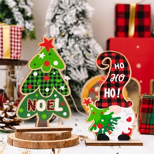 Detail van houten kerstfiguren met Noel-boom en kabouter op een stevige basis