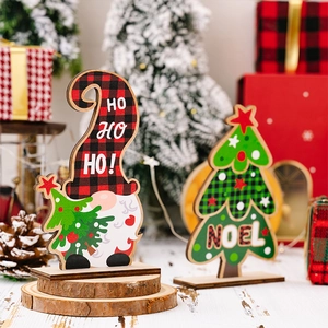 Kersttafeldecoraties van hout met een dwerg en boom in rustieke ruitjespatroon