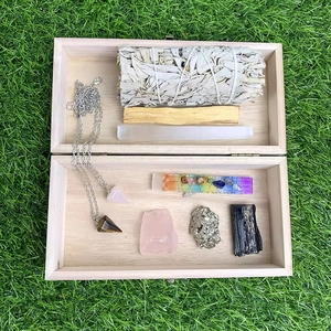 Set curativo chakra con cristalli, salvia e collane in una scatola di legno