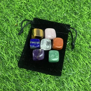 Set di 7 pietre di cristallo curative naturali con custodia in velluto nero inclusa