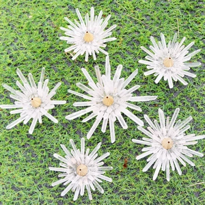 Detail von sechs handgefertigten Bergkristall-Lotus-Räucherstäbchenhaltern auf Gras
