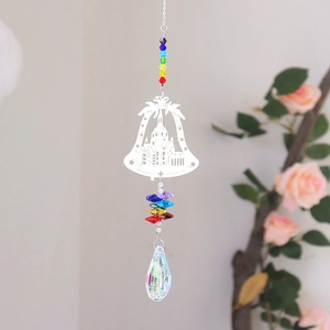 Elegante regenboog suncatcher met zilveren bel hanger en kristallen druppel decoratie.