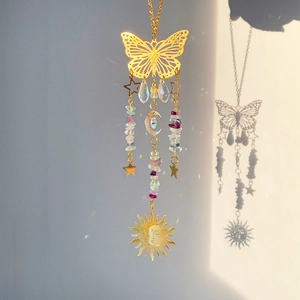 Λεπτομέρεια χρυσής πεταλούδας sun catcher με κρυστάλλινες αντανακλάσεις ουράνιου τόξου
