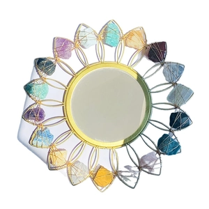 Specchio da parete sole dorato con cristalli chakra naturali e fiori in filo metallo