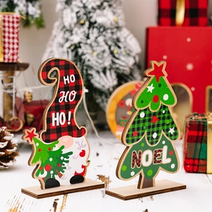 Houten kerstdecoratie met kerstkabouter en Noel-boom in rood en groen geruit patroon