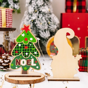 Houten kerstkabouters en Noel boom tafeldecoratie voor een feestelijke kerstsfeer