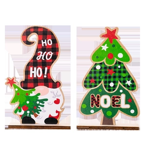 Houten kerstversiering voor tafel met kabouter en kerstboom in rood en groen ruitjespatroon