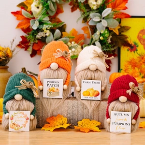 Set van vier herfst kabouters pluche figuren met gebreide mutsen en oogst festival borden