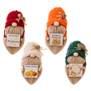 Set van vier herfst gebreide kabouters met oogsttekens en pompoenmotieven voor decor