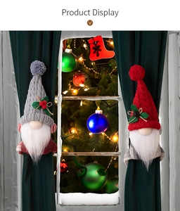 Vue détaillée d'embrasses de rideaux en forme de gnomes de Noël tricotés rouges et gris