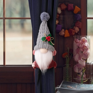 Détail de l'attache-rideau de gnome de Noël avec bonnet gris et longue barbe blanche sur rideau