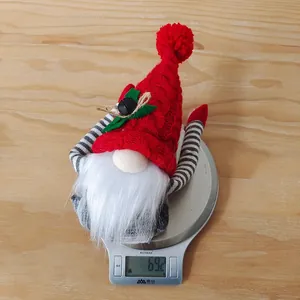 Détail d'un embrasse de rideau gnome de Noël pesant environ 69,2 grammes au total