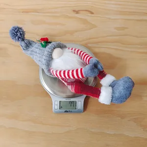 Vue détaillée de la mesure du poids de 77,1 g pour l'attache de rideau de Noël gnome