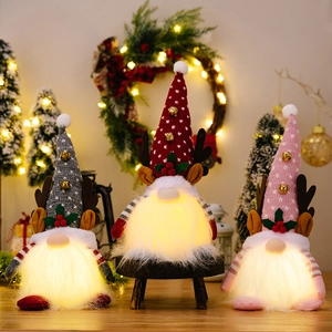 Détail de trois gnomes de Noël lumineux avec lumières LED et bois de renne festifs