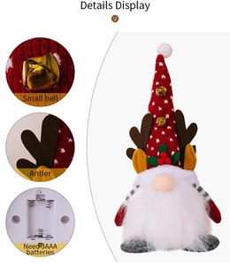 Vue détaillée d'un gnome de Noël lumineux avec cloches, bois et compartiment à piles